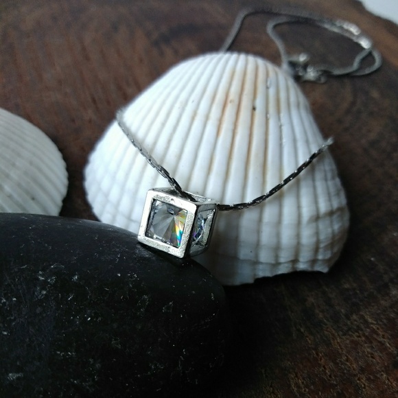 ✨Dainty Magic Cube Rhinestone necklace 18k GP - Picture 4 of 6